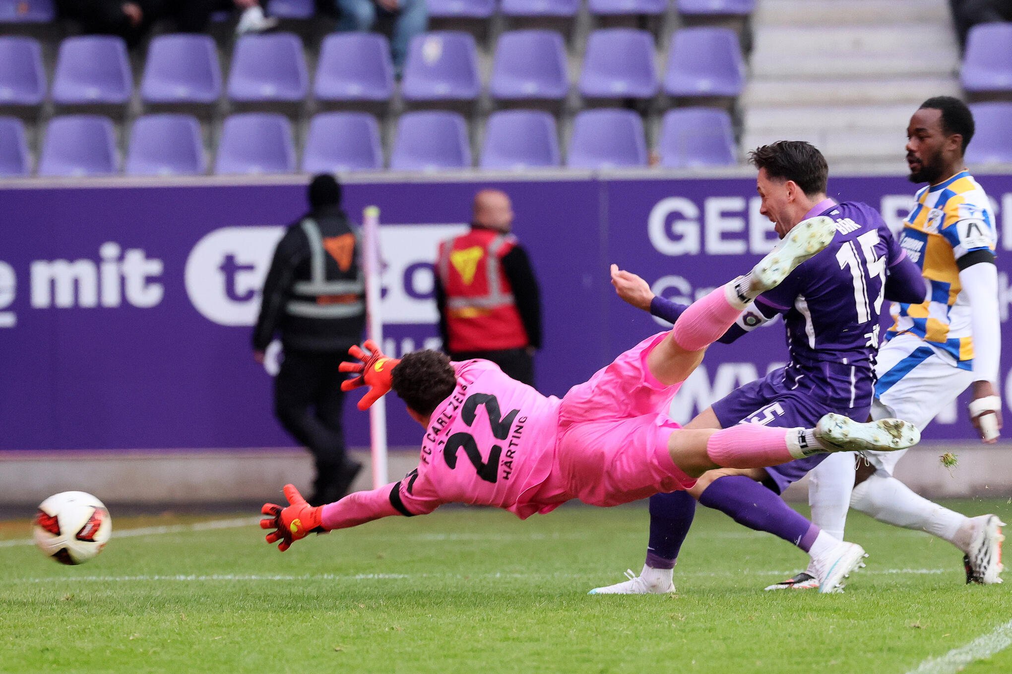 Aues Marcel Bär hat zum 1:0 abgezogen. Jenas Torwart Till Härting streckt sich in dieser Szene vergebens.