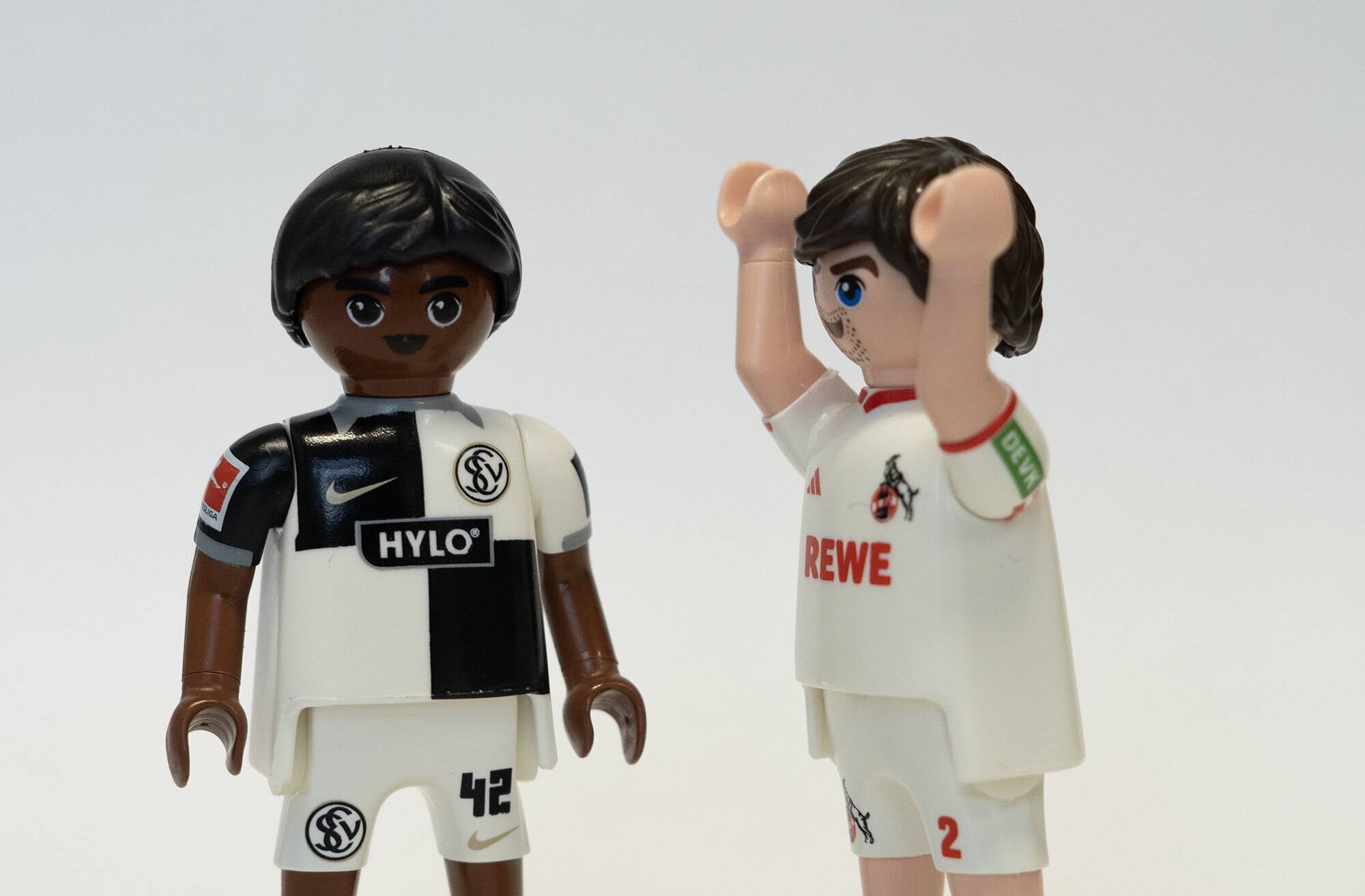 Diese Playmobil-Spielfiguren sorgen für Ärger: Hier streiten sich der Kölner Joël Schmied und der Elversberger David Mokwa.  