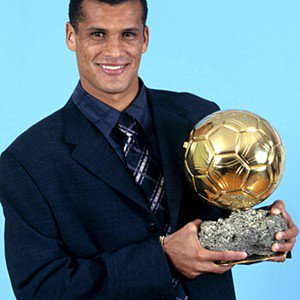 Santa Cruz, Brasil (1 Bola de Ouro) - Rivaldo deu os primeiros passos nos escalões juvenis do modesto Santa Cruz, no Recife, superando a pobreza extrema. Acabou por ser o melhor do mundo e Bola de Ouro em 1999 no Barça - Foto: IMAGO