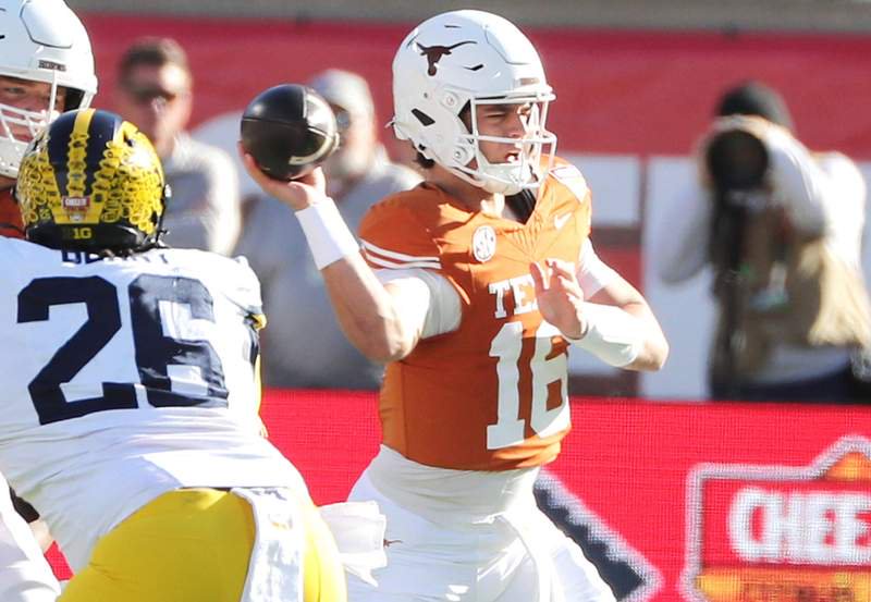 December 31, 2025, Orlando, Fl – Florida, USA: Texas quarterback Arch Manning 16 throws against Michigan during the Cheez-It Citrus Bowl at Camping World Stadium on Wednesday, Dec. 31, 2025, in Orlando, Florida. Orlando USA – ZUMAm67_ 20251231_zaf_m67_001 Copyright: xStephenxM.xDowellx