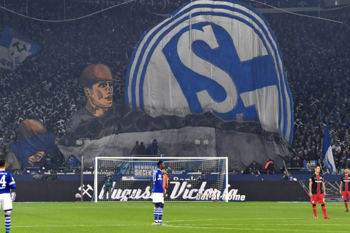 Eine Bergbau-Choreo der S04-Fans.