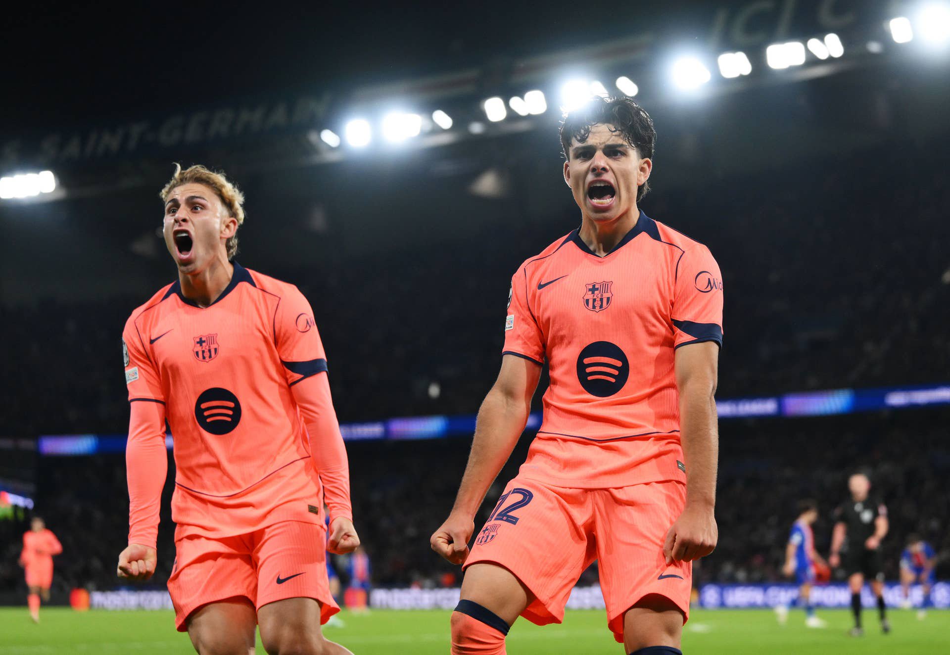 Barcelonas Youngsters lassen ihren Emotionen freien Lauf – nach dem Ausgleich gegen PSG bebt der Jubel bei den Katalanen.