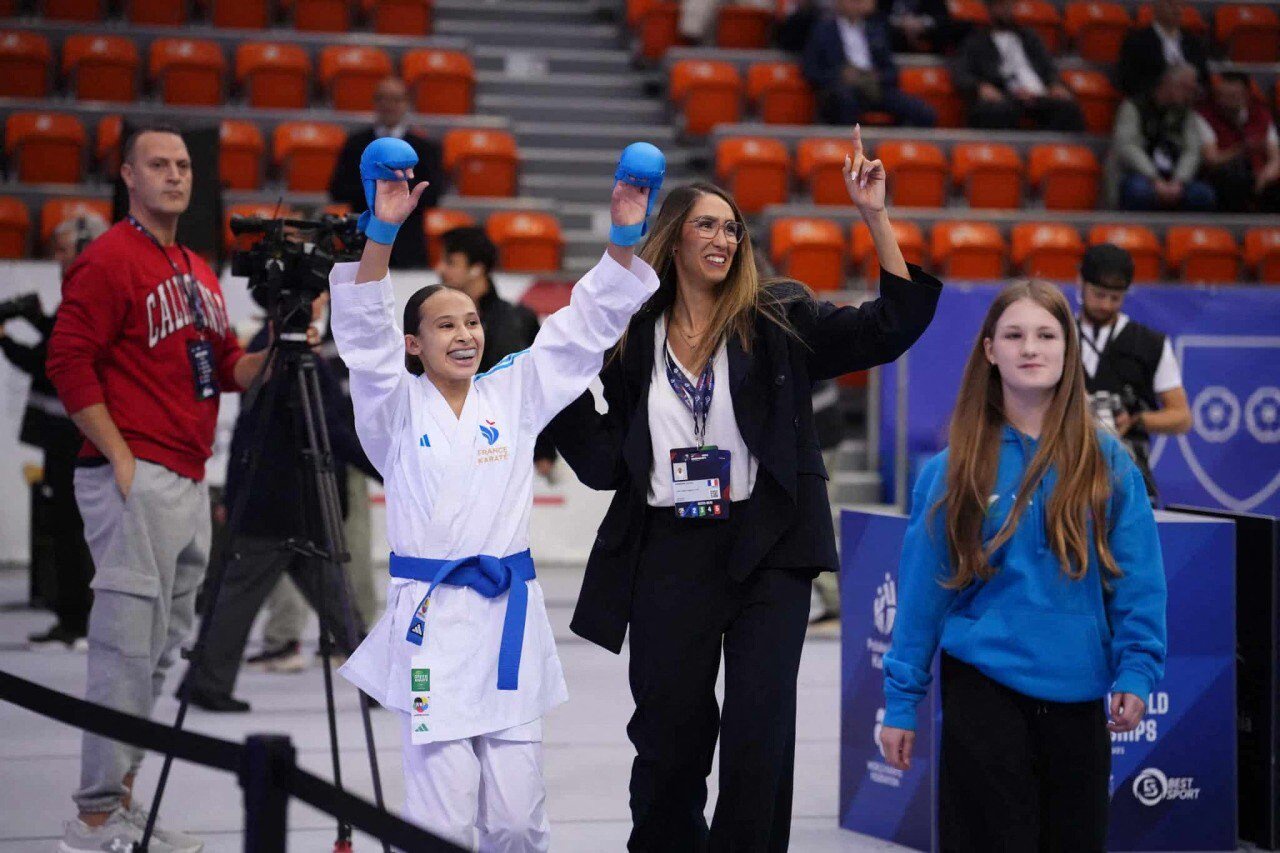 Ici aux côtés de sa coach Lamya Matoub, Nayah Hassaine (AASS Karaté Sarcelles) a décroché la médaille de bronze mondiale en cadettes -47 kg.