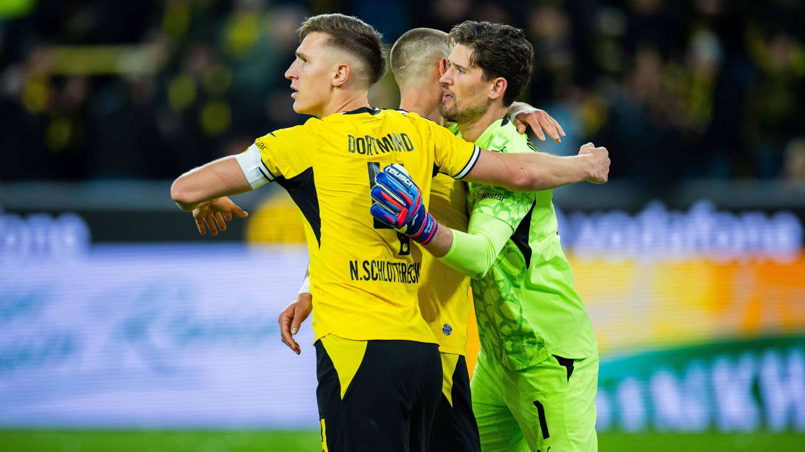 Gregor Kobel (r.), Nico Schlotterbeck (l.) und Waldemar Anton bei einem BVB-Spiel