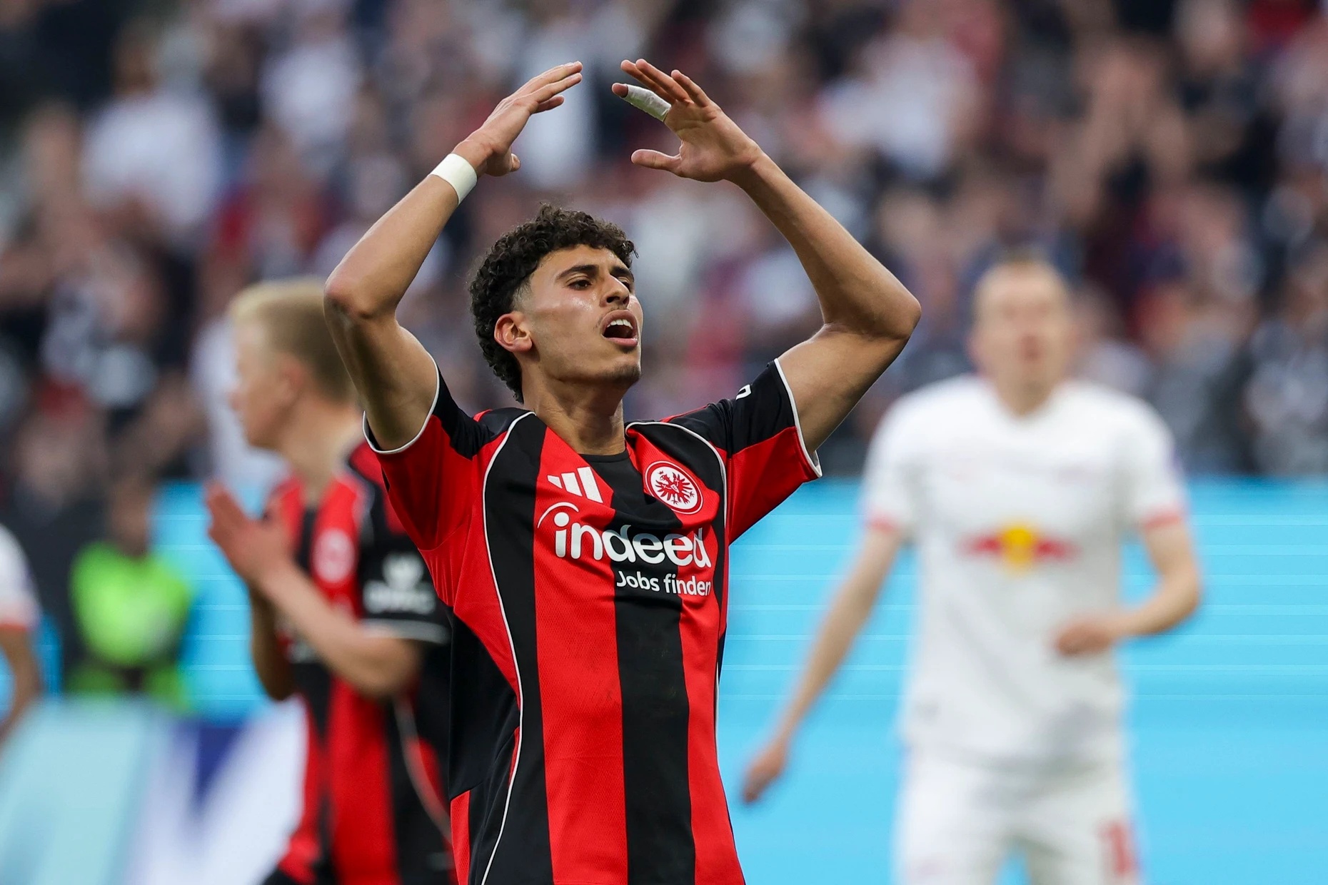 Kein Platz für Dribbler: Amaimouni sitzt zurzeit nur auf der Bank