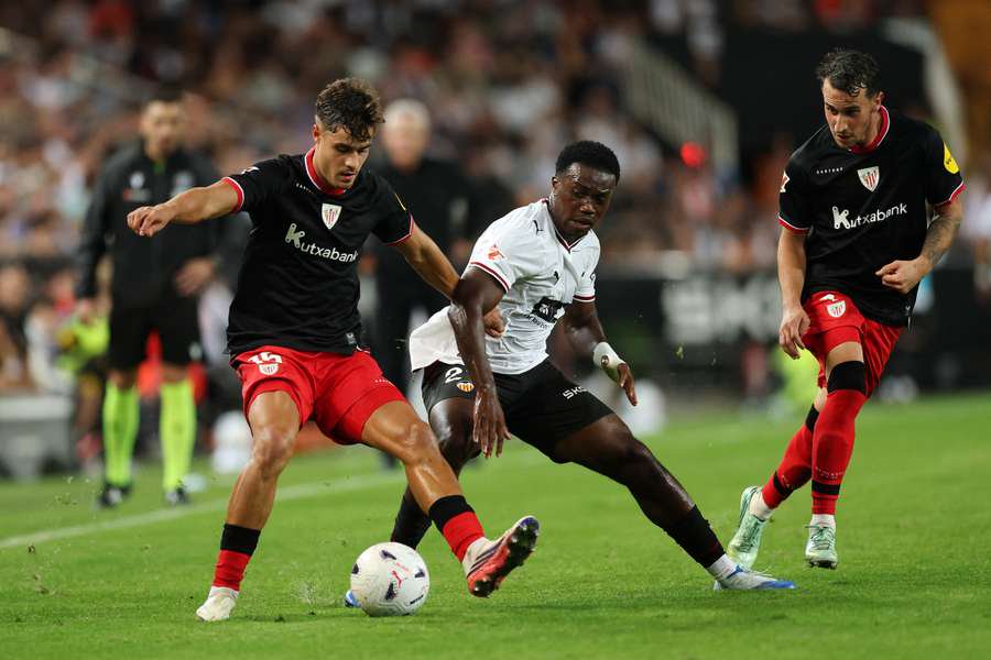 Hugo Rincon of Athletic Club is challenged by David Otorbi of Valencia