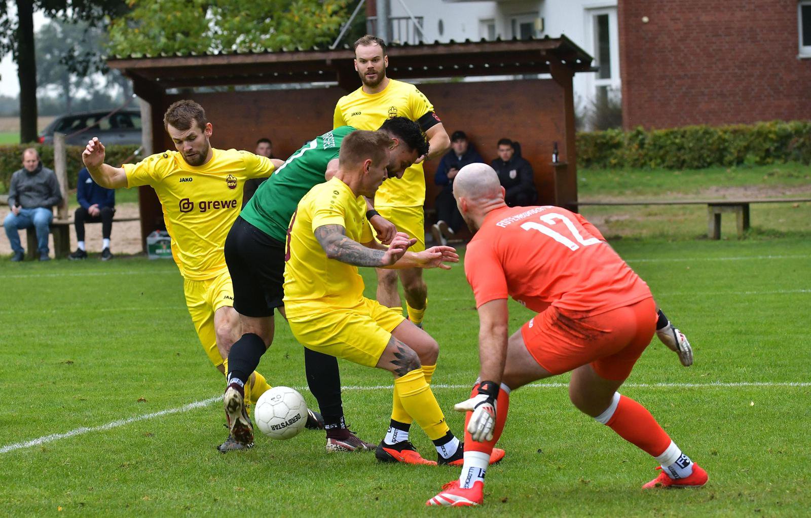 Per Hacke versucht Horstedts Ali Kara (2.v.l.), ein Tor zu erzielen. Rotenburgs Jannik Niepel (l.) und Falk Specht wollen ihn daran hindern. Keeper Tom Knaak pariert am Ende.