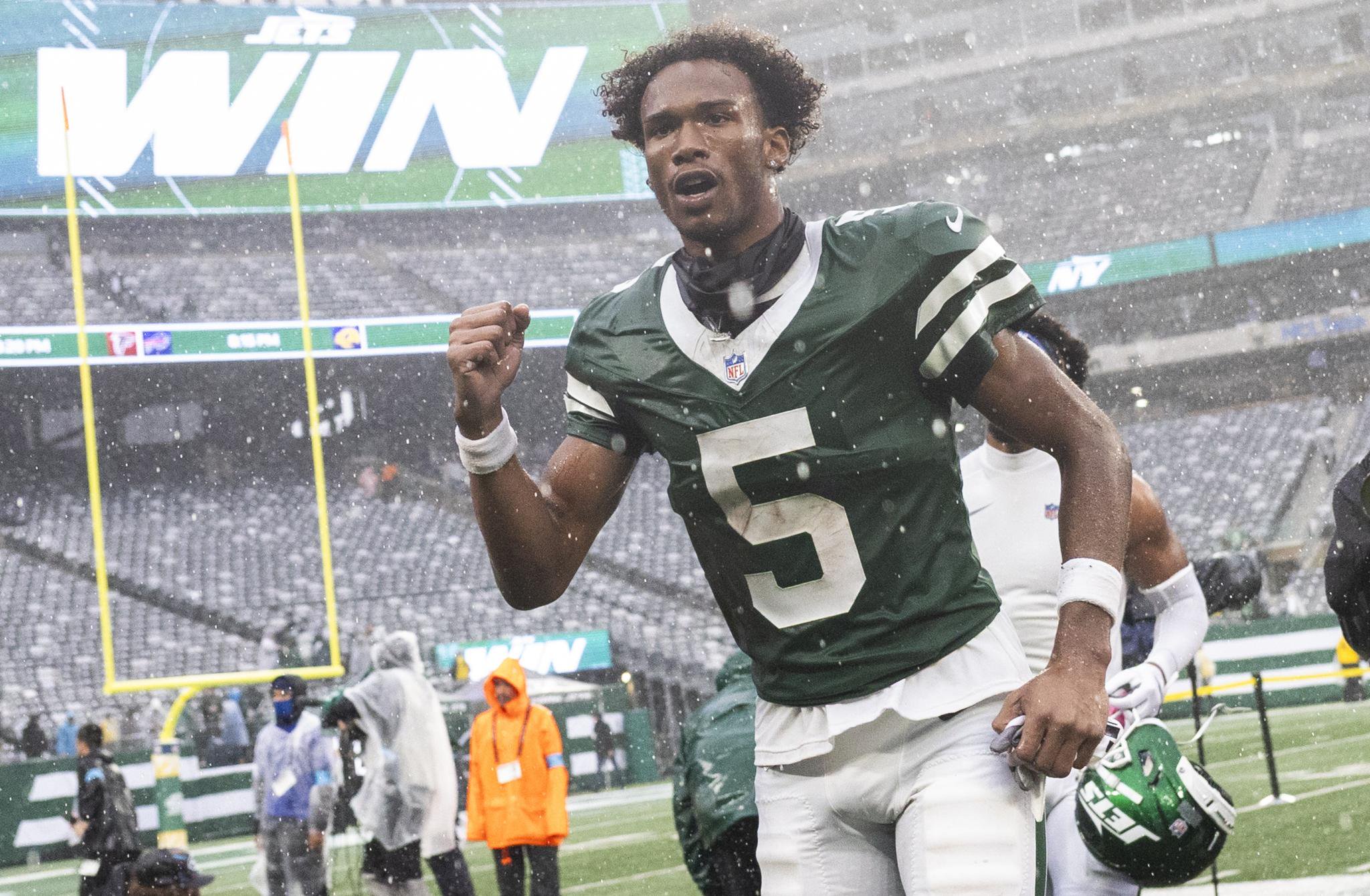Garrett Wilson celebrates as he jogs off the field after the Jets' Week 5 win over the Browns.
