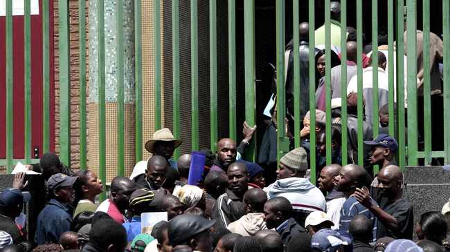 Zimbabwean migrants cramming Home Affairs offices in Johannesburg to seek asylum. Picture: Werner Beukes/African News Agency (ANA) Archives