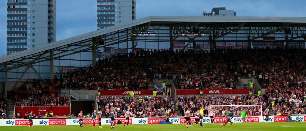 In Brentford fliegen die Bälle nicht nur über den Rasen des Stadions.