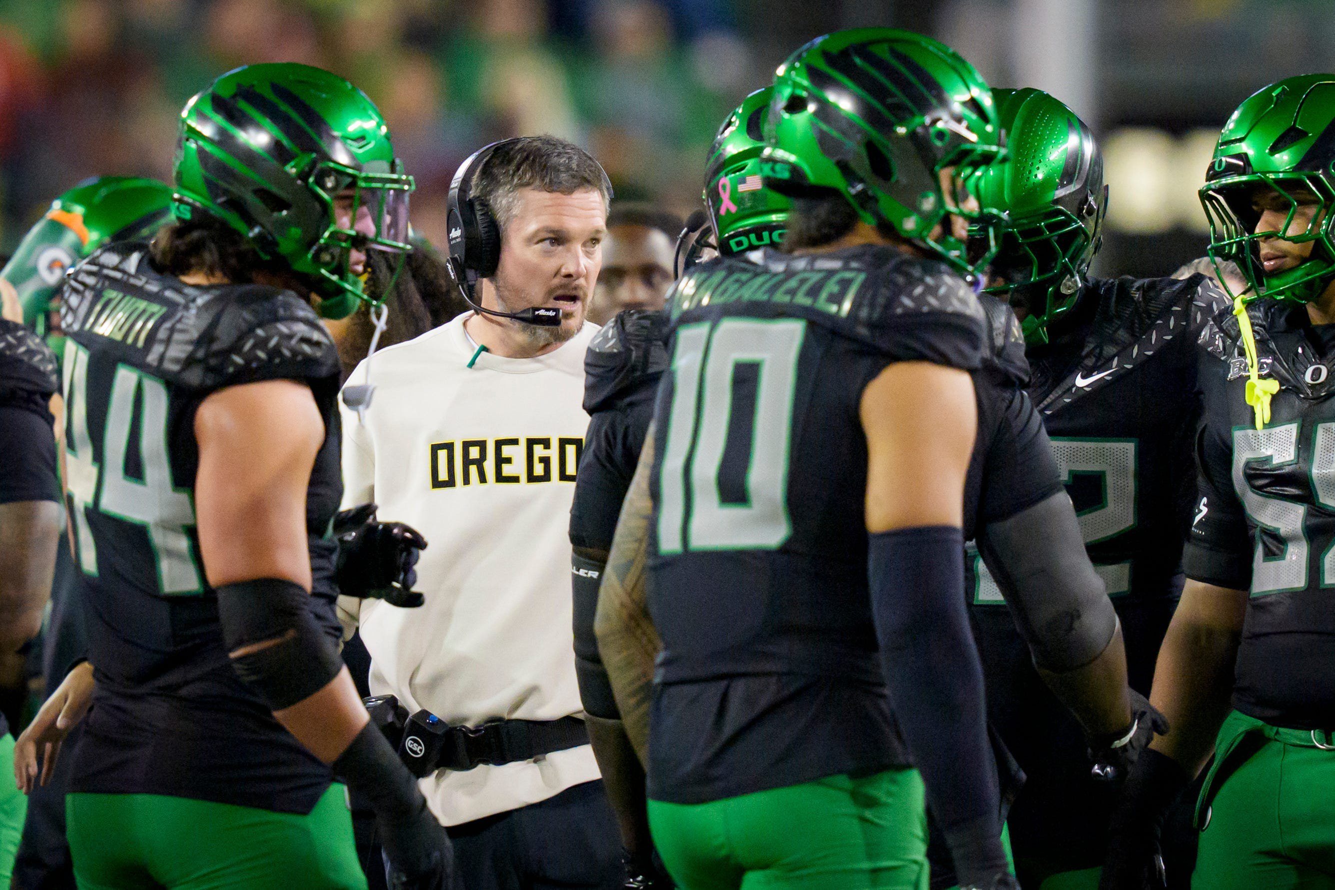 Oregon Ducks head coach Dan Lanning talks to his team as the Oregon Ducks host the Nebraska Cornhuskers on Oct. 17, 2026, at Autzen Stadium in Eugene, Oregon.