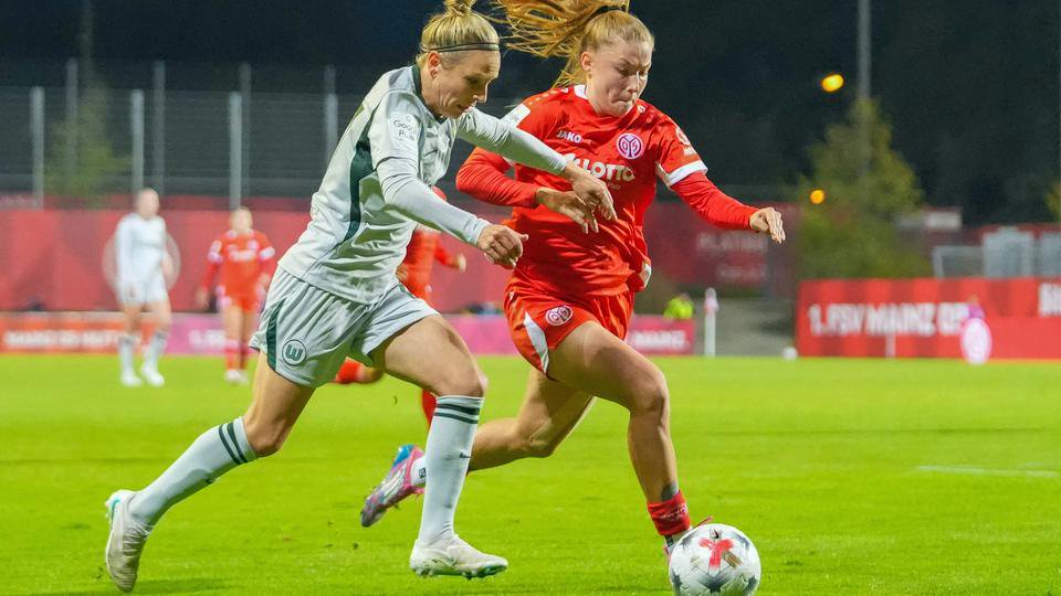 Svenja Huth und Maja Lara Pageler im Zweikampf