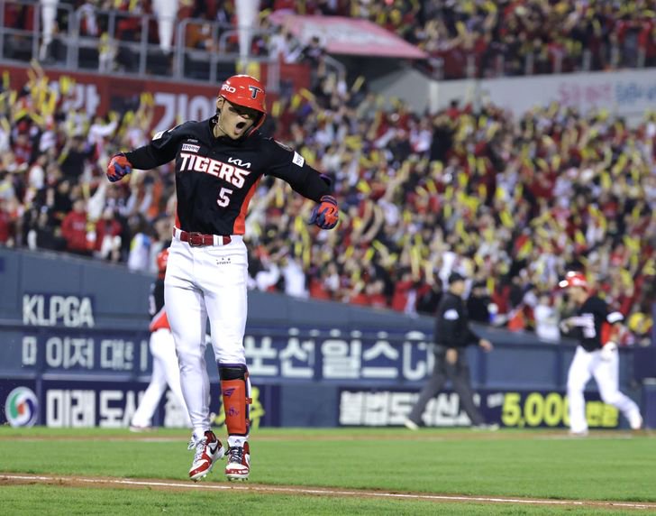 Kim Do-yeong of the Kia Tigers celebrates after hitting a grand slam against the LG Twins during Game 3 of the first round in the Korea Baseball Organization postseason at Jamsil Baseball Stadium in Seoul, Tuesday. Yonhap