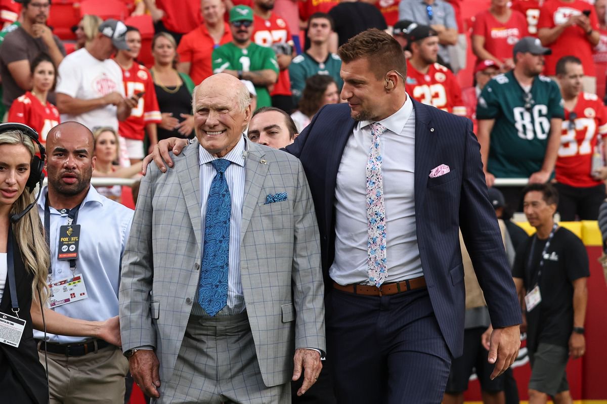 Fox News analyst Rob Gronkowski puts his arm around Terry Bradshaw during an NFL game between the Philadelphia Eagles and Kansas City Chiefs on September 14, 2025 at GEHA Field at Arrowhead Stadium in Kansas City, MO