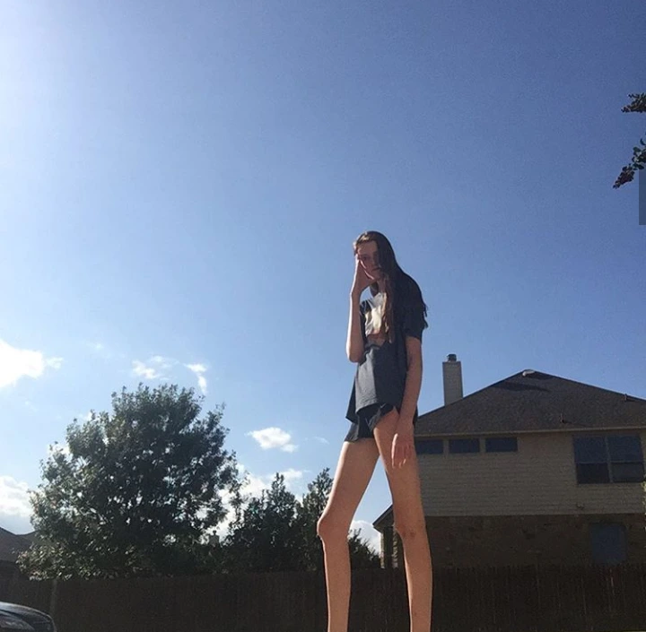Maci Currin : âgée de 17 ans, elle détient le record des plus longues jambes du monde (vidéo)