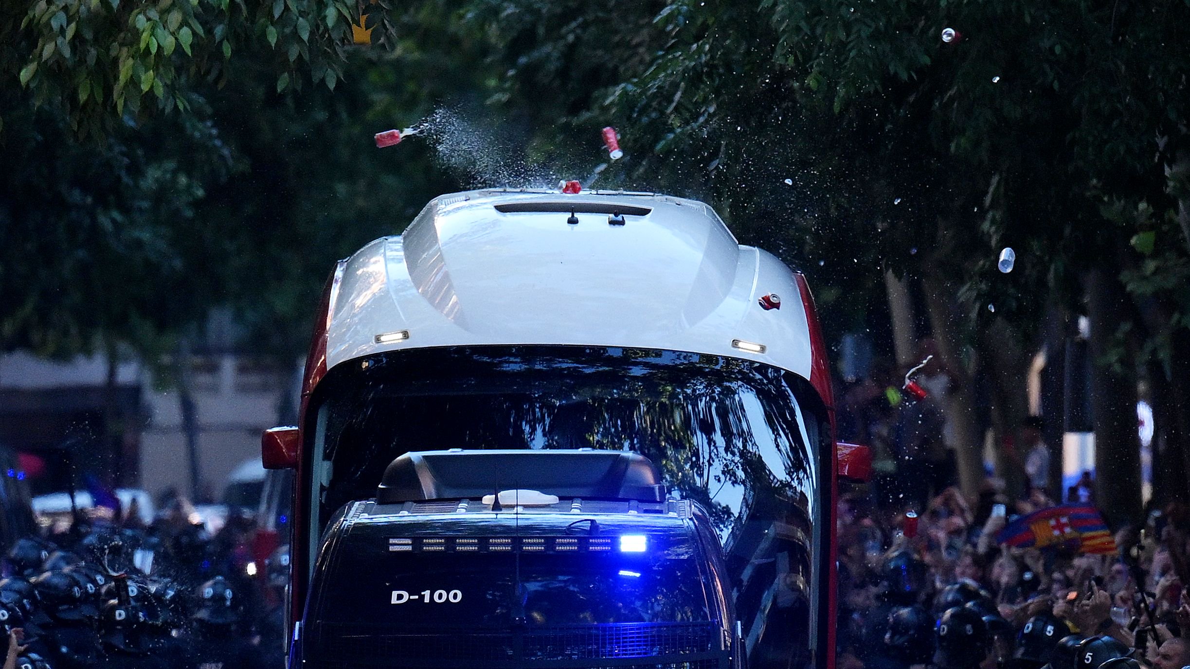 Video: The war began before the kick-off: a fiery reception for Real Madrid in Barcelona