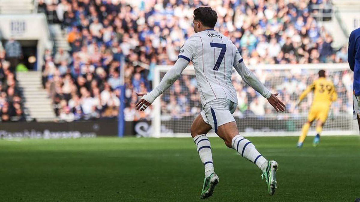 Pedro Neto of Chelsea celebrates his goal