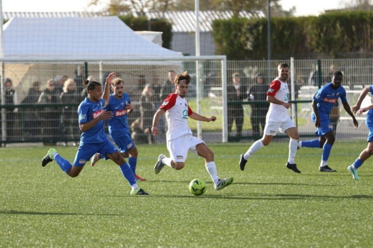 Originaire de Couville et joueur du FCEH jusqu’à l’été 2026, l’attaquant Mathis Thurlure (21 ans) a inscrit l’un des quatre buts de Verson contre La Ferté-Macé (4-0), dimanche 25 octobre 2026 lors du 6e tour de la Coupe de France.
