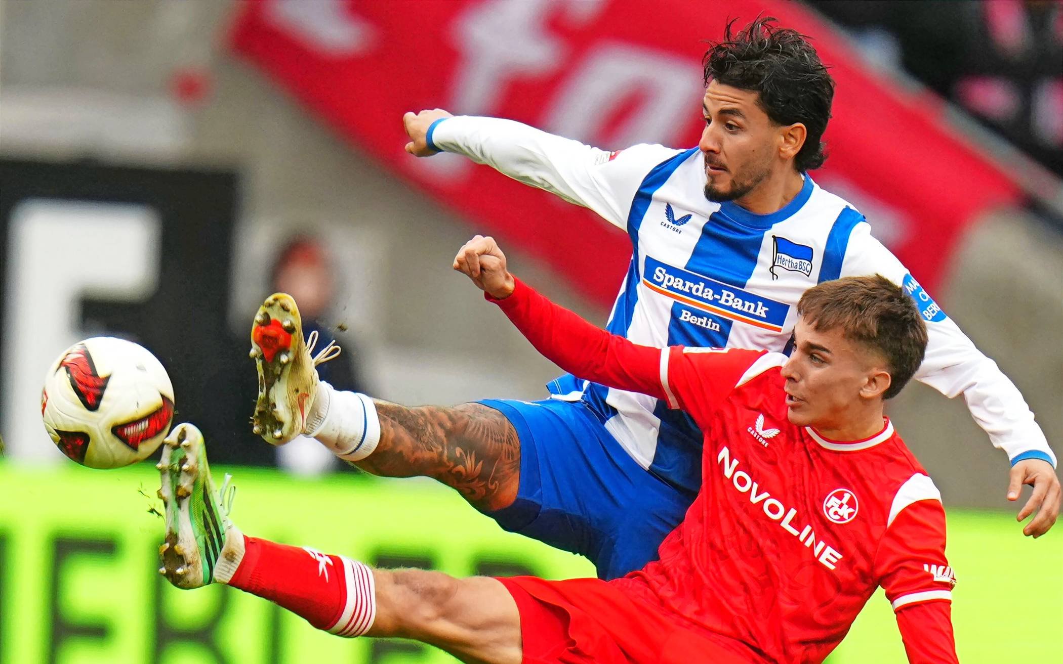 Intensive Zweikämpfe prägten das Spitzenspiel zwischen dem 1. FC Kaiserslautern und Hertha BSC. In dieser Situation kämpfen der Berliner Kevin Sessa (hinten) und Mário Sauer um den Ball.  