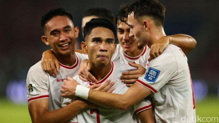 Timnas Indonesia menjamu Arab Saudi di Stadion Utama Gelora Bung Karno, Selasa (19/11/2024) malam WIB. Indonesia sementara memimpin 1-0 atas Arab Saudi pada babak pertama berkat gol Marselino Ferdinan.