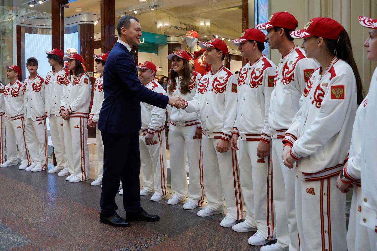 Ces JOJ seront la première compétition olympique où les athlètes russes pourront à nouveau concourir avec leurs couleurs. Ici le ministre russe des Sports, Mikhaïl Degtiarev, qui salue les athlètes de la délégation russe.