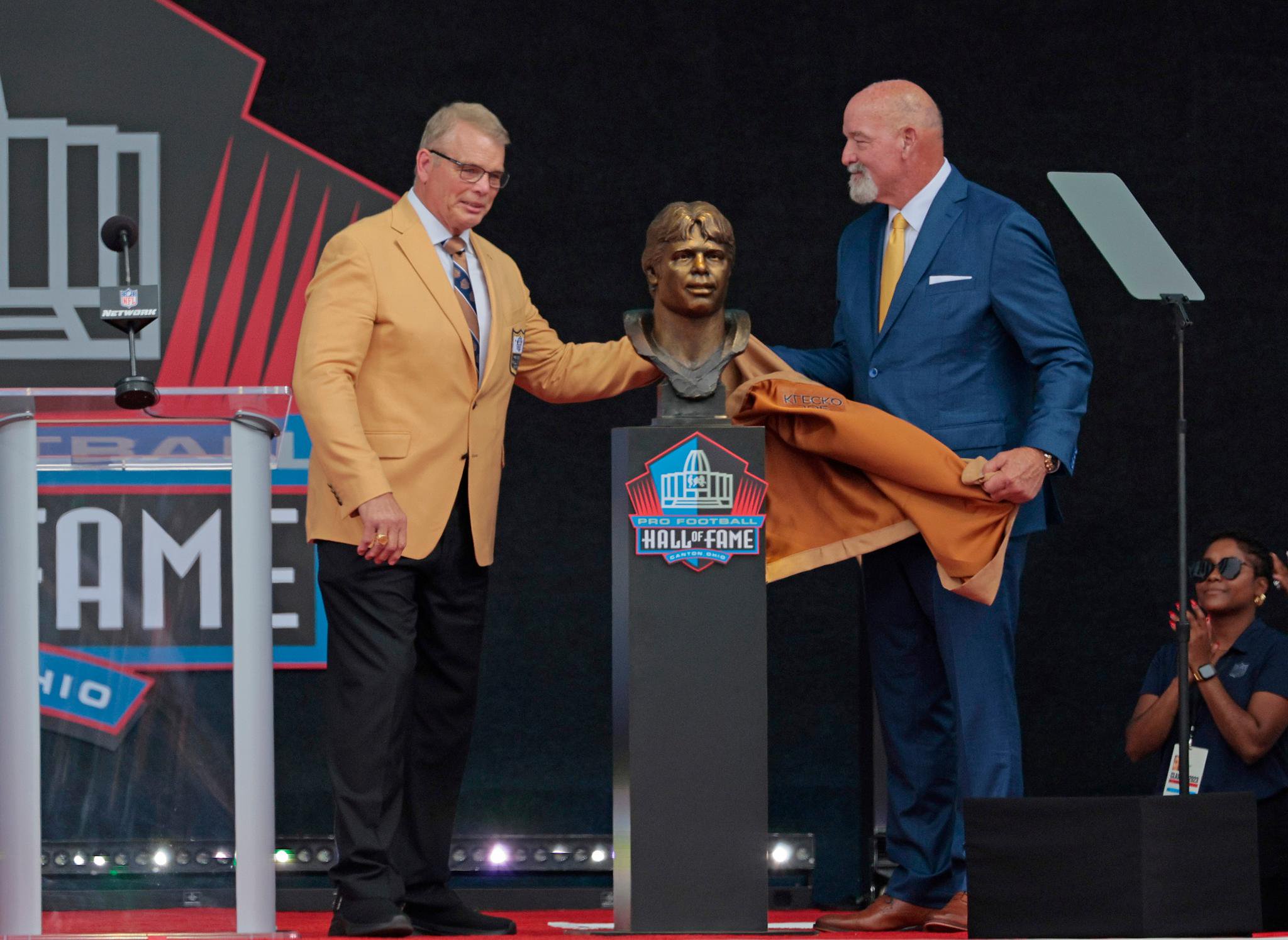 Former Jets Joe Klecko and Marty Lyons reveal the bust of Joe Klecko during his Hall of Fame induction ceremony.