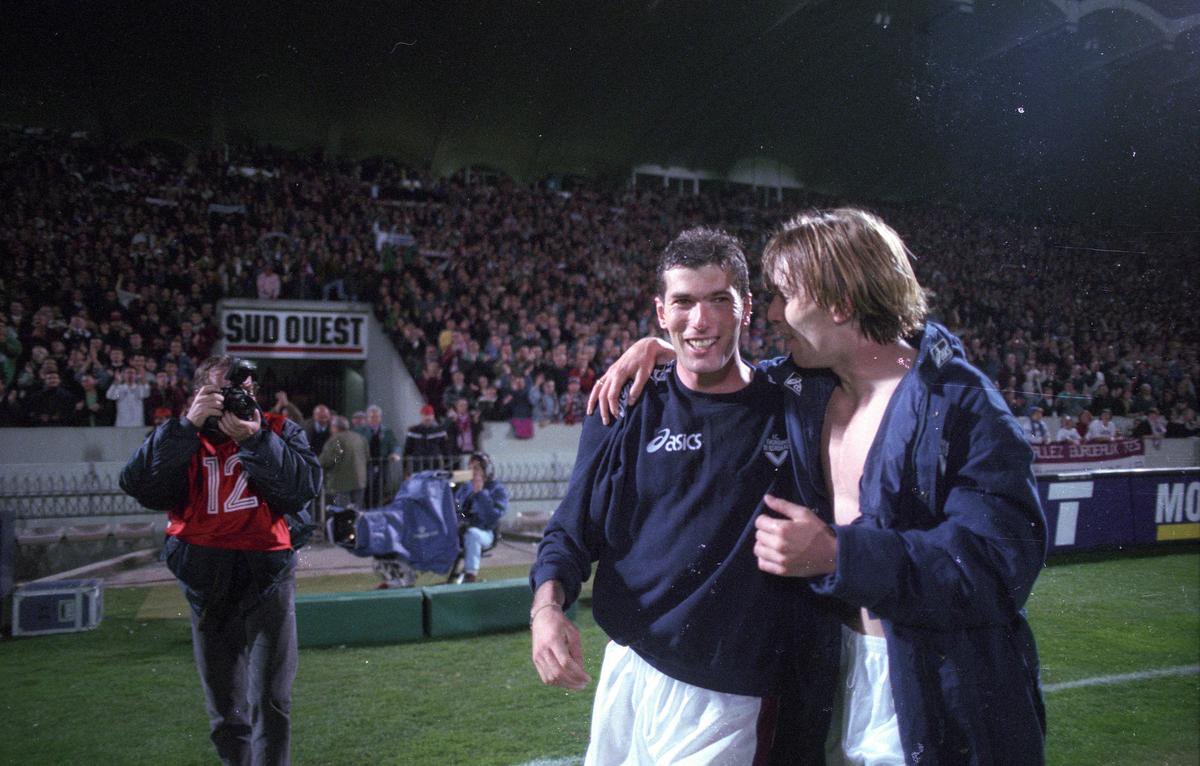 19 mars 1996 au Parc Lescure à Bordeaux. Zinedine Zidane et Richard Witschge savourent la victoire des Girondins de Bordeaux face au Milan AC en quart de finale retour de la Coupe UEFA