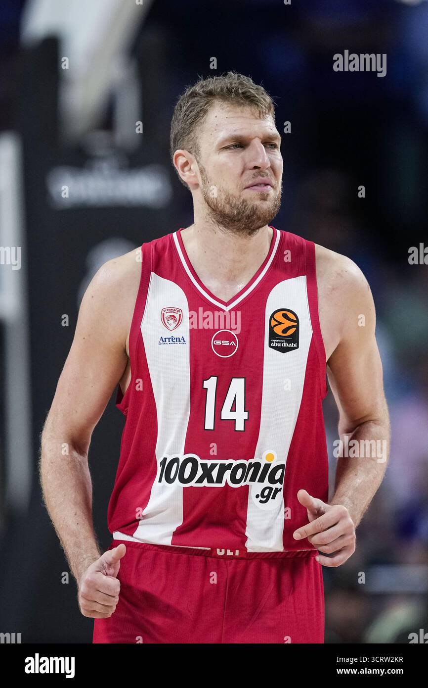 Olympiacos beats Barcelona 105-100 in overtime led by Sasha Vezenkov