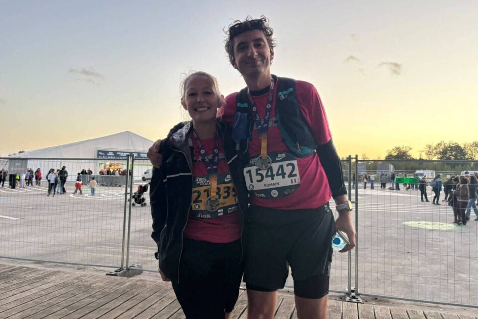 Blandine et son conjoint Romain, médaille de finisher autour du cou !