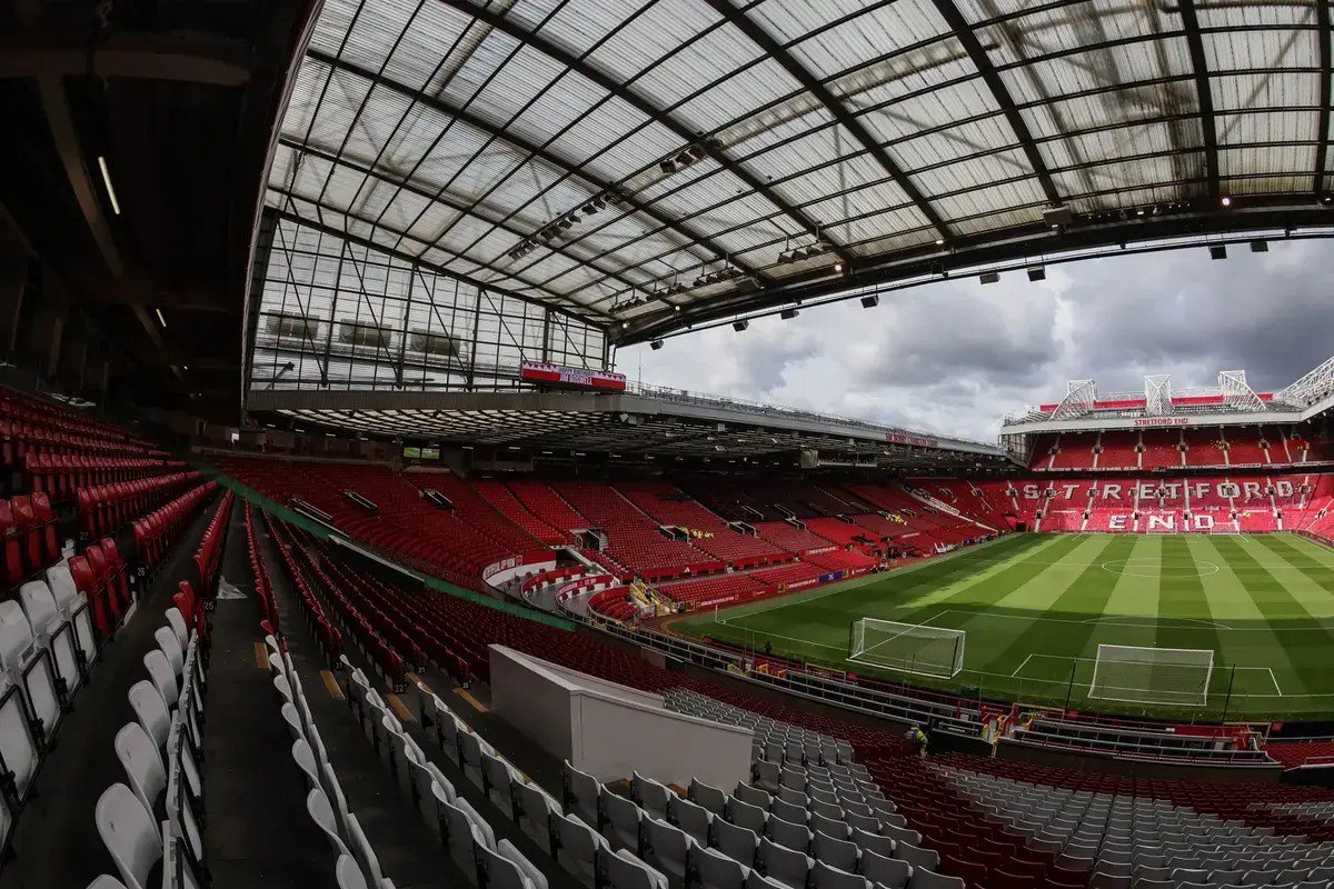 Manchester United midfielder suffers groin injury