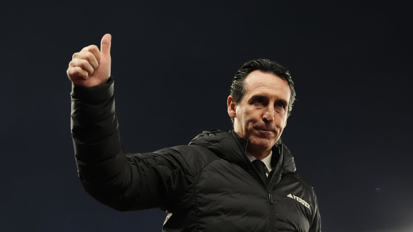 Unai Emery acknowledges the crowd