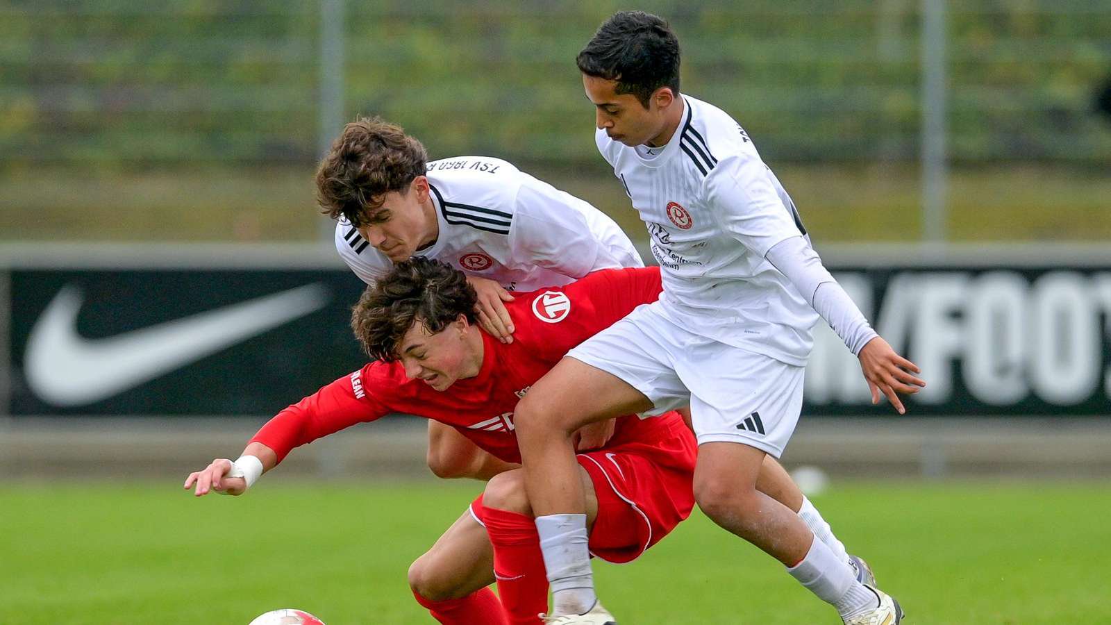 v.li.: Robin Penski (SV Heimstetten, 26) Deniz Uenal (Rosenheim, 5) Zaeem Syed (Rosenheim, 29) im Zweikampf, Duell, duel, tackle, Dynamik, Action, Aktion