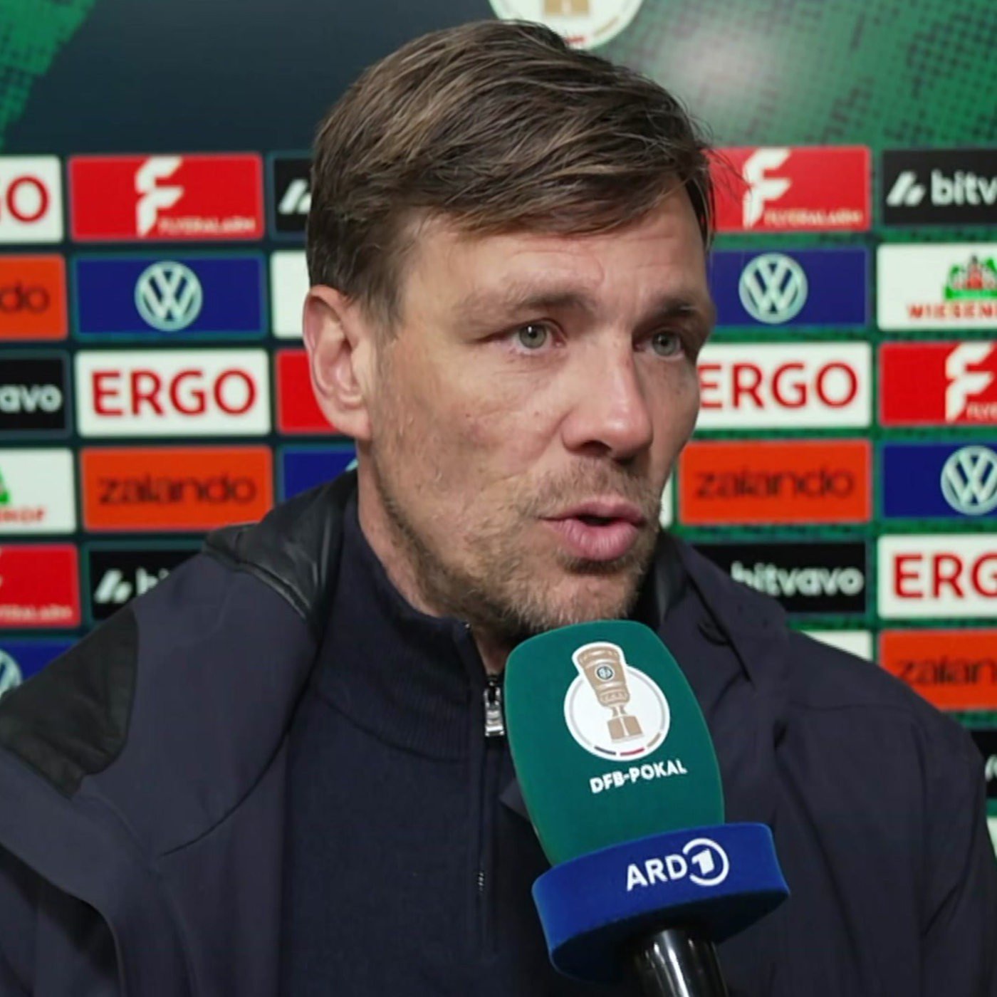 Clemens Fritz gibt nach dem Spiel in Dortmund ein Interview.