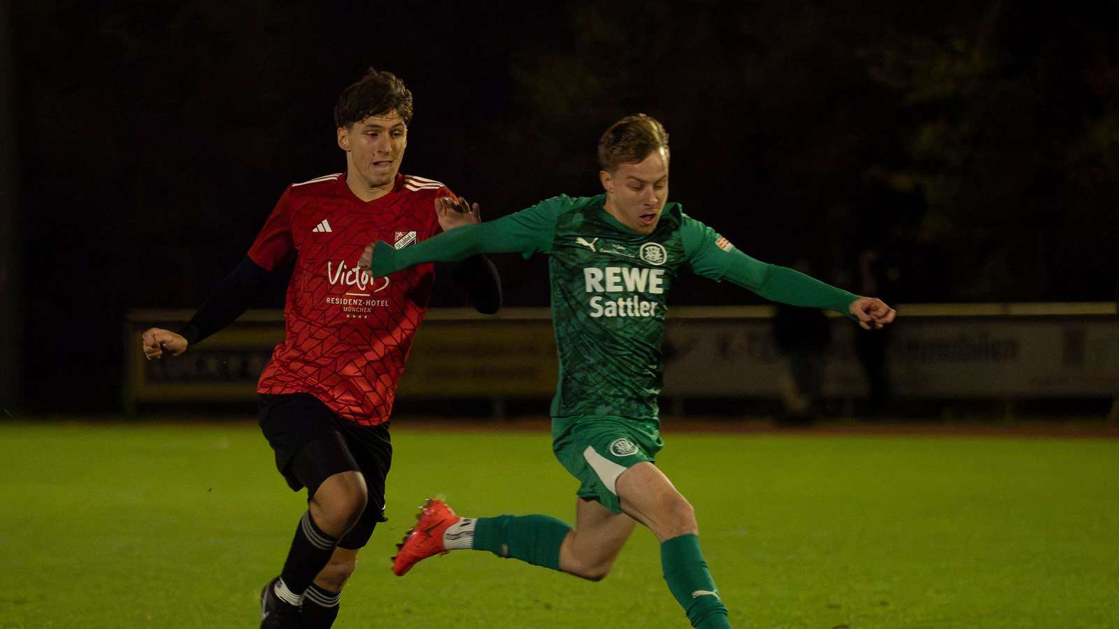 Schienen dem SV Lohhof bereits enteilt: Moritz Eglseder (grün) und der TSV Ebersberg wurden spät eingefangen.