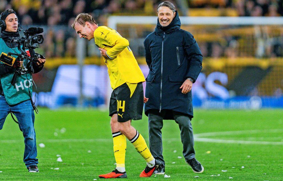 Gegen Frankfurt im Rampenlicht: Dortmu... seinem Trainer Niko Kovac gut lachen.  | Foto: IMAGO/Kirchner-Media