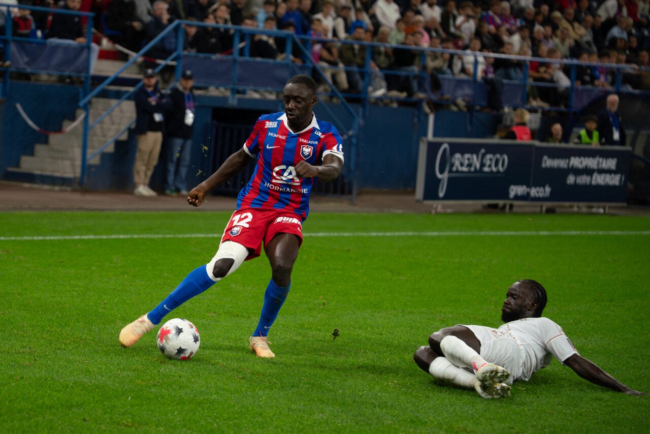 Dennis Appiah était aligné dans le couloir droit du Stade Malherbe.