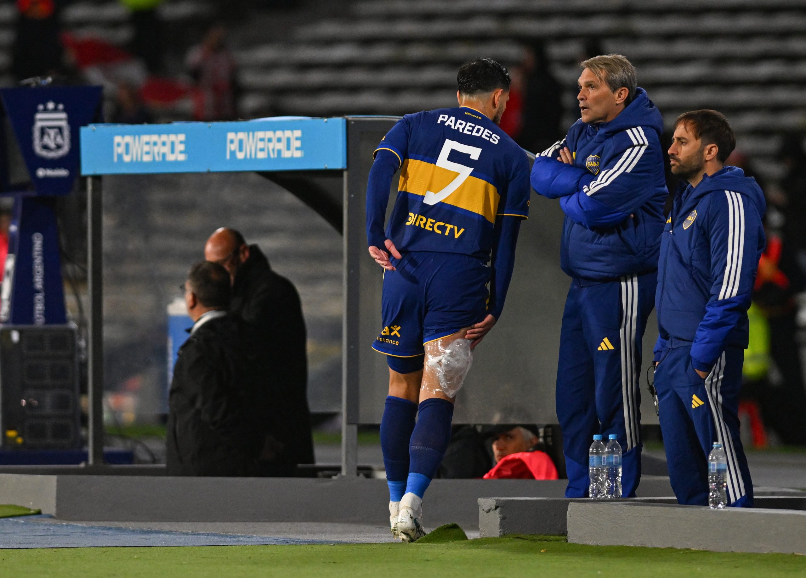 Leandro Paredes (#5) após lesão pelo Boca Juniors em 2026 (Foto: Hernán Cortez/Getty Images)