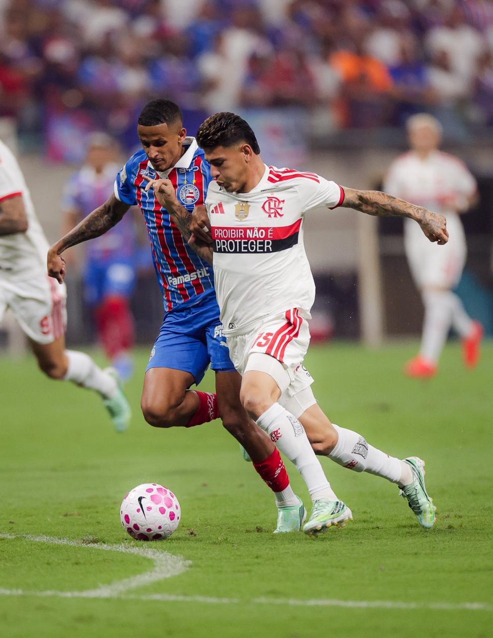 Carrascal em ação pelo Flamengo diante do Bahia, na Arena Fonte Nova - Gilvan de Souza / Flamengo