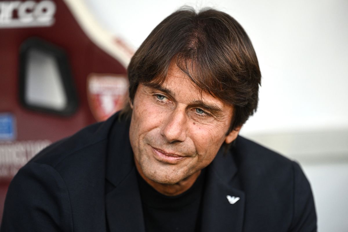 Antonio Conte of Napoli looks on during the Serie A match between Torino FC and SSC Napoli at Stadio Olimpico di Torino