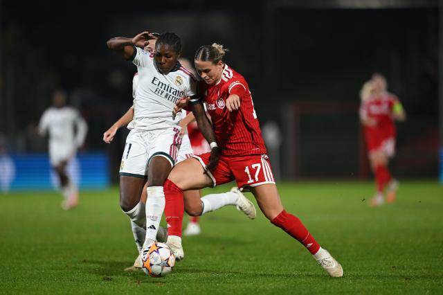 Lineth Beerensteyn of Real Madrid is challenged by Klara Buhl 