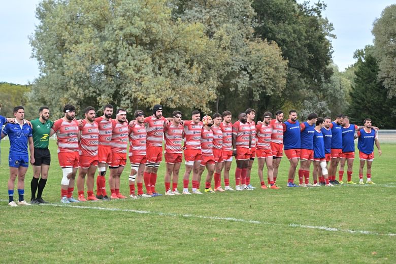 Une minute d'applaudissements a été observée à Lombez en mémoire de Cléa, 17 ans, décédée à la suite d'un accident survenu lors d'un match de rugby.