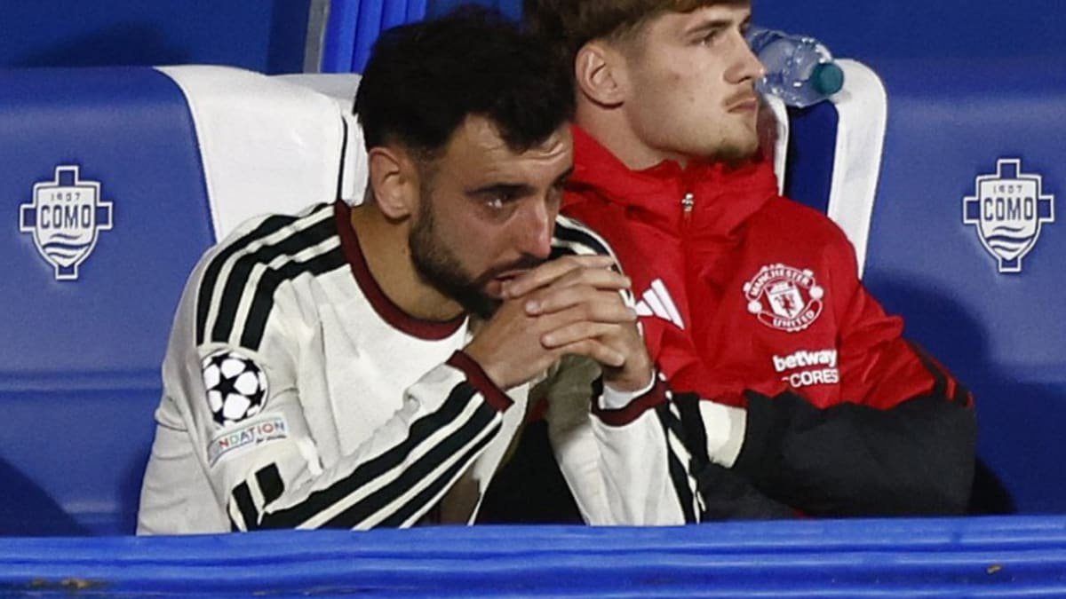 Manchester United's Bruno Fernandes looks dejected after being substituted