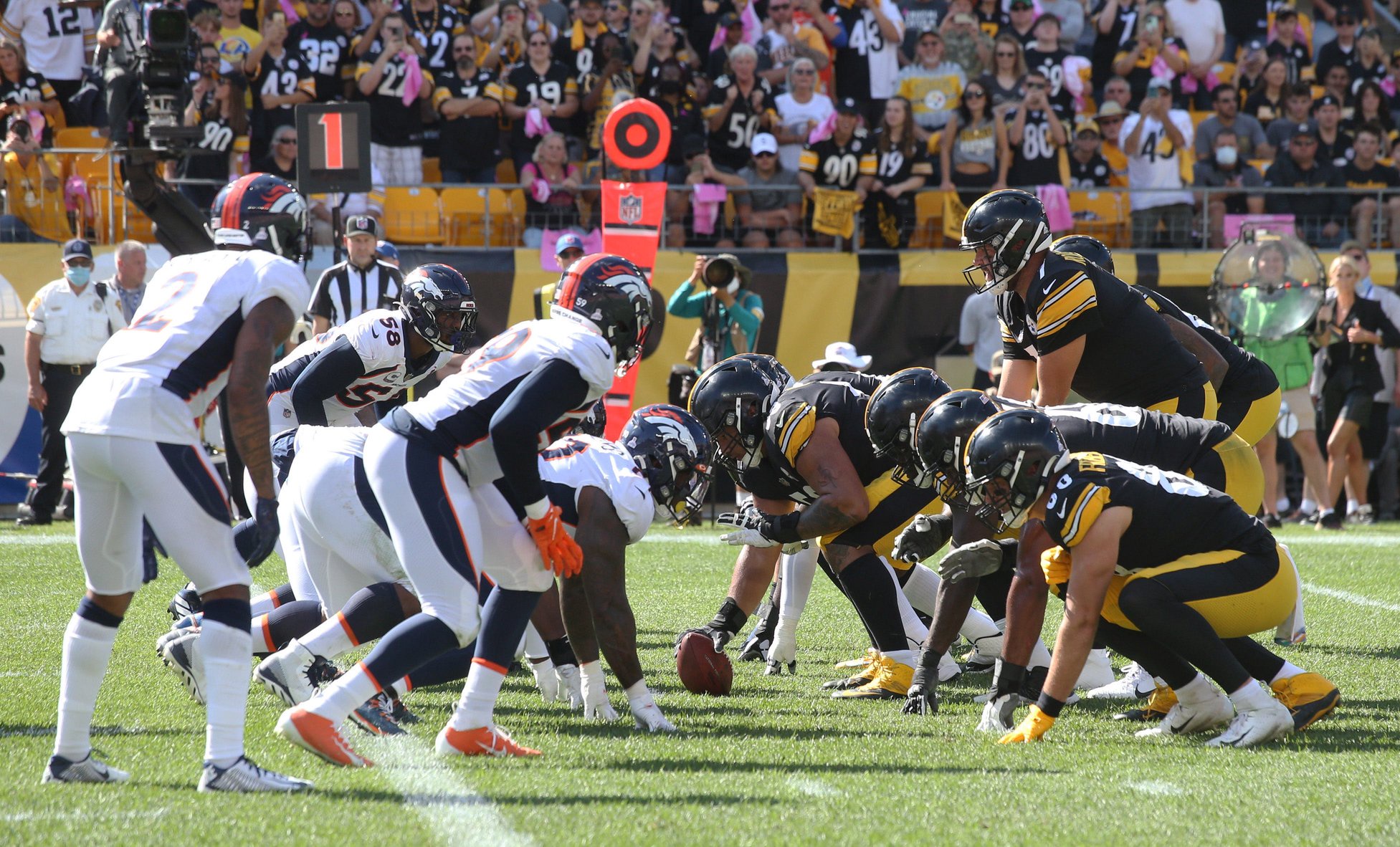 The Pittsburgh Steelers offense lines up against the Denver Broncos defense during the second quarter at Heinz Field. (Charles LeClaire-USA TODAY Sports)