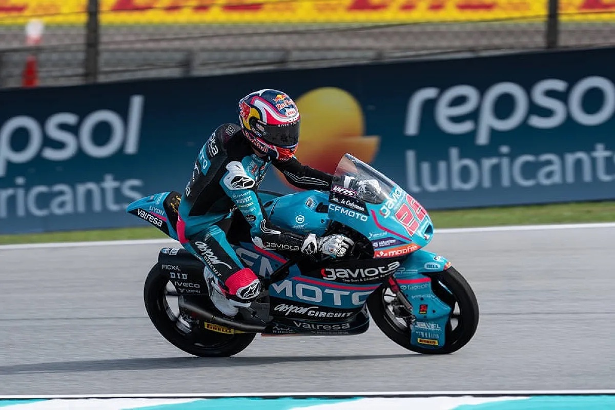 Máximo Quiles on his Gaviota GASGAS Aspar Moto3 bike, riding on track at the Malaysian Grand Prix circuit during qualifying.