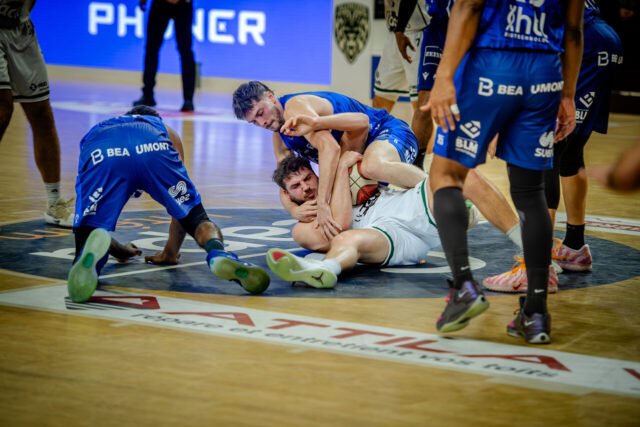Une lutte acharnée de tous les côtés du terrain dans ce derby accroché. (©  Romain GARION)