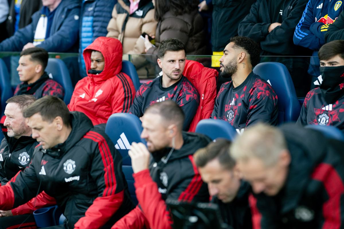 Marcus Rashford, Mason Mount, Matheus Cunha and Harry Amass on the Manchester United substitutes bench at Elland Road