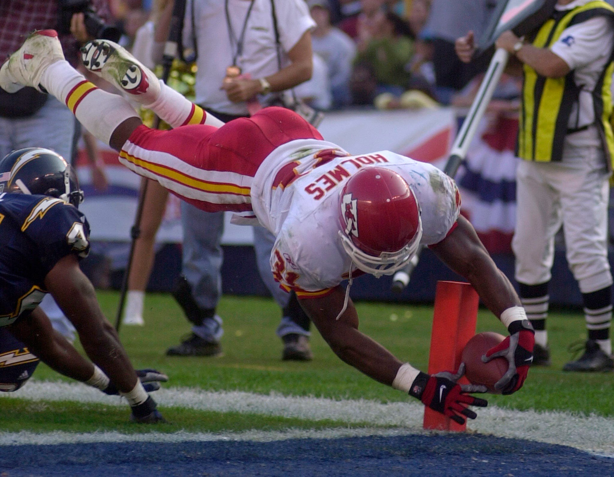 Kansas City Chiefs' running back Priest Holmes dives through the San
Diego Charger defense and gets the ball in the end zone for a touchdown
during second quarter NFL action November 4, 2001 in San Diego.
REUTERS/JT Lovette

JT