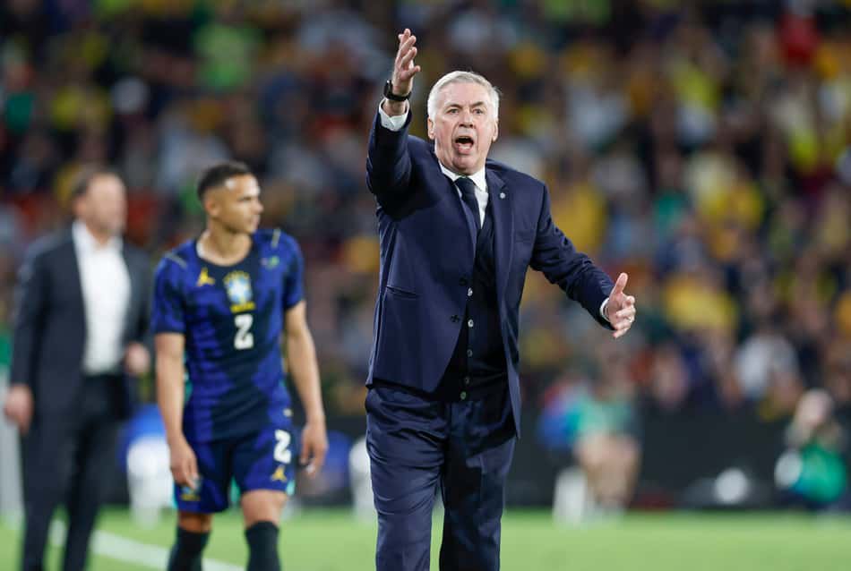 O técnico Carlo Ancelotti orienta a Seleção Brasileira na vitória sobre a Austrália