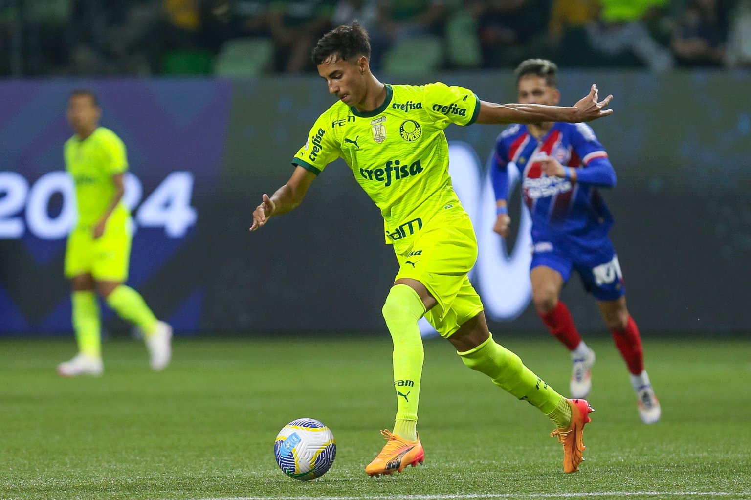Vitor Reis of Palmeiras runs with the ball during the match between Palmeiras and Bahia at Allianz Parque on July 7, 2024 in Sao Paulo, Brazil.
