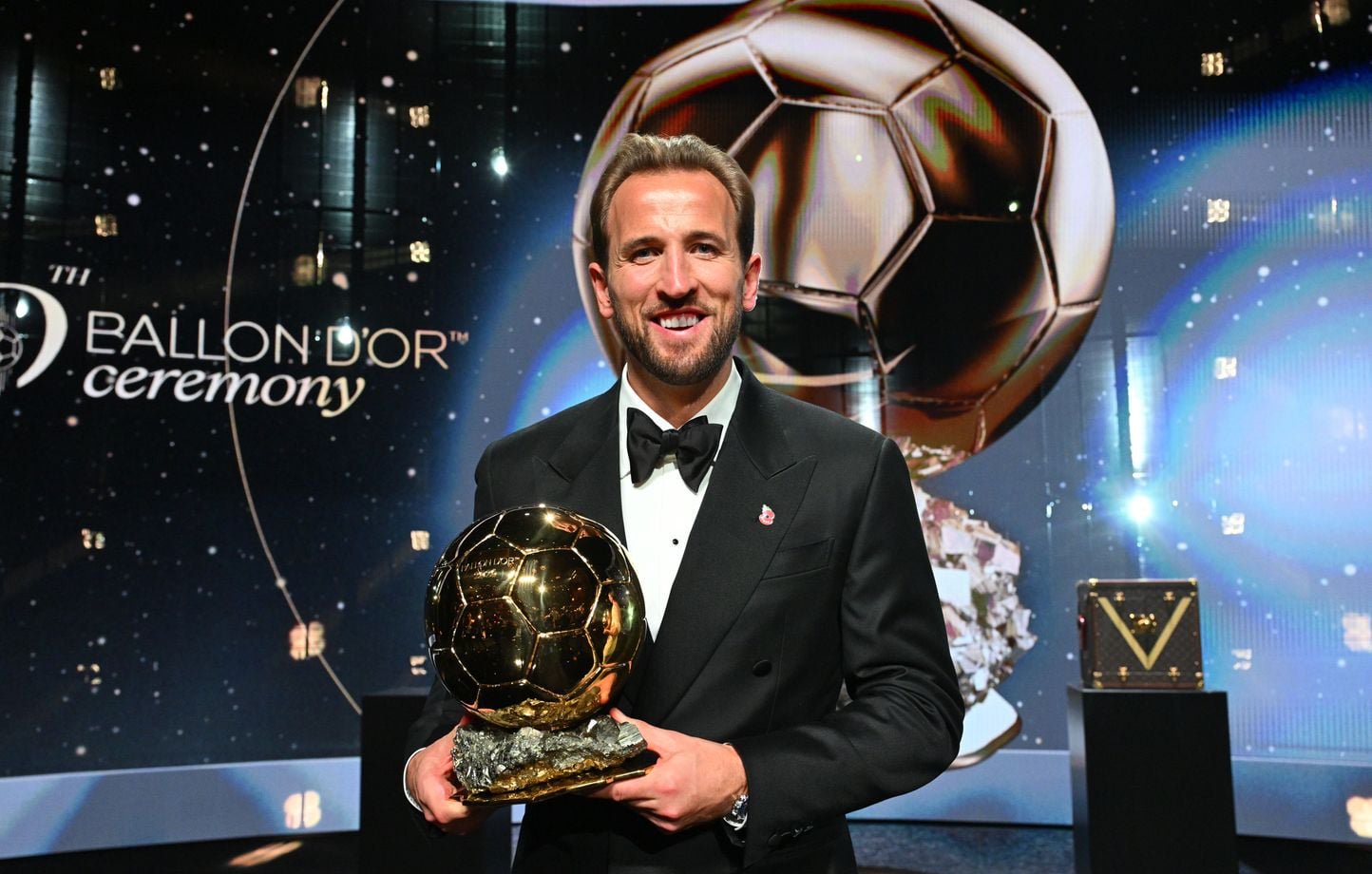 Le serial buteur Harry Kane, intenable la saison dernière avec le Bayern Munich et l’Angleterre, s’est adjugé le Ballon d’Or 2026, trophée individuel le plus prestigieux du football mondial, chez lui à Londres lundi. Au total, il a empilé 73 buts en club et en sélection, la deuxième meilleure performance de l’histoire sur une saison derrière l’Argentin Lionel Messi et ses 82 réalisations en 2010-2011, ce qui lui a valu aussi de remporter le trophée de meilleur buteur durant la cérémonie.